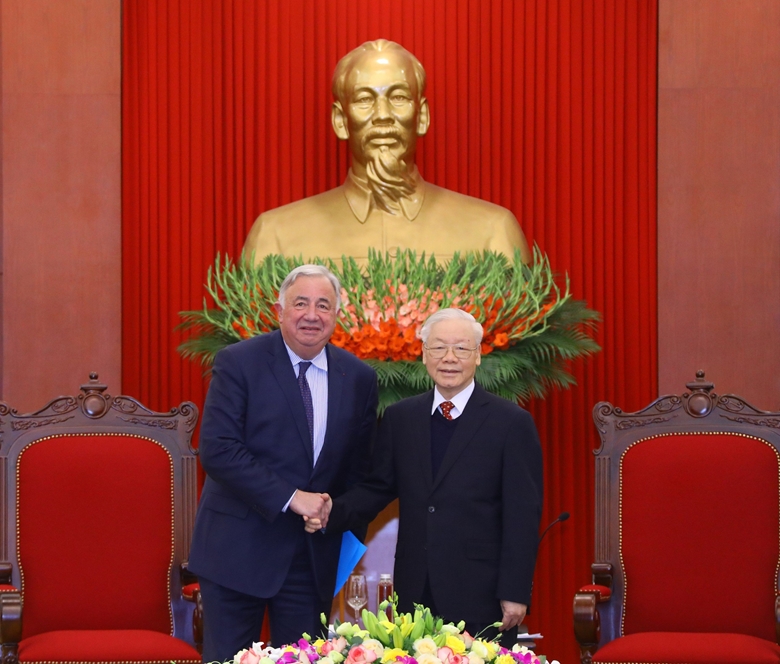 Líderes vietnamitas dan la bienvenida al presidente del Senado francés