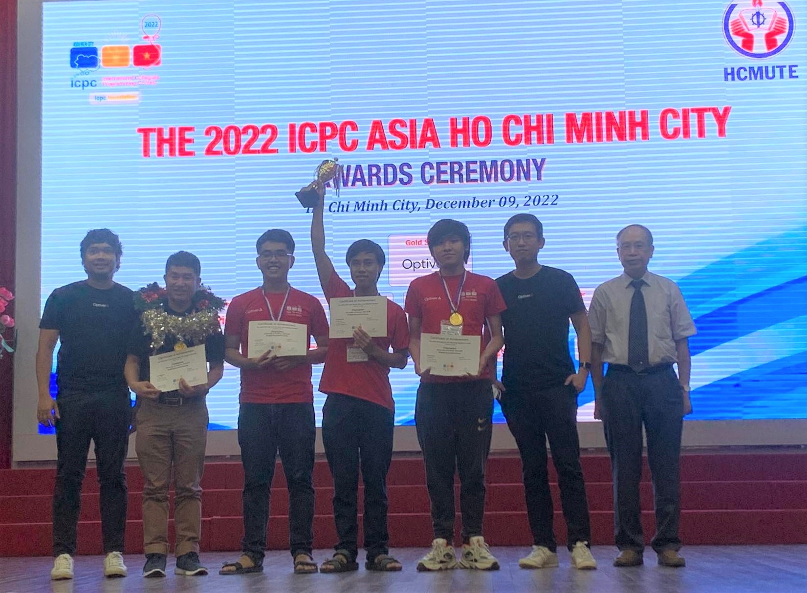Galardonar a estudiantes talentosos del sector cibernético en Vietnam