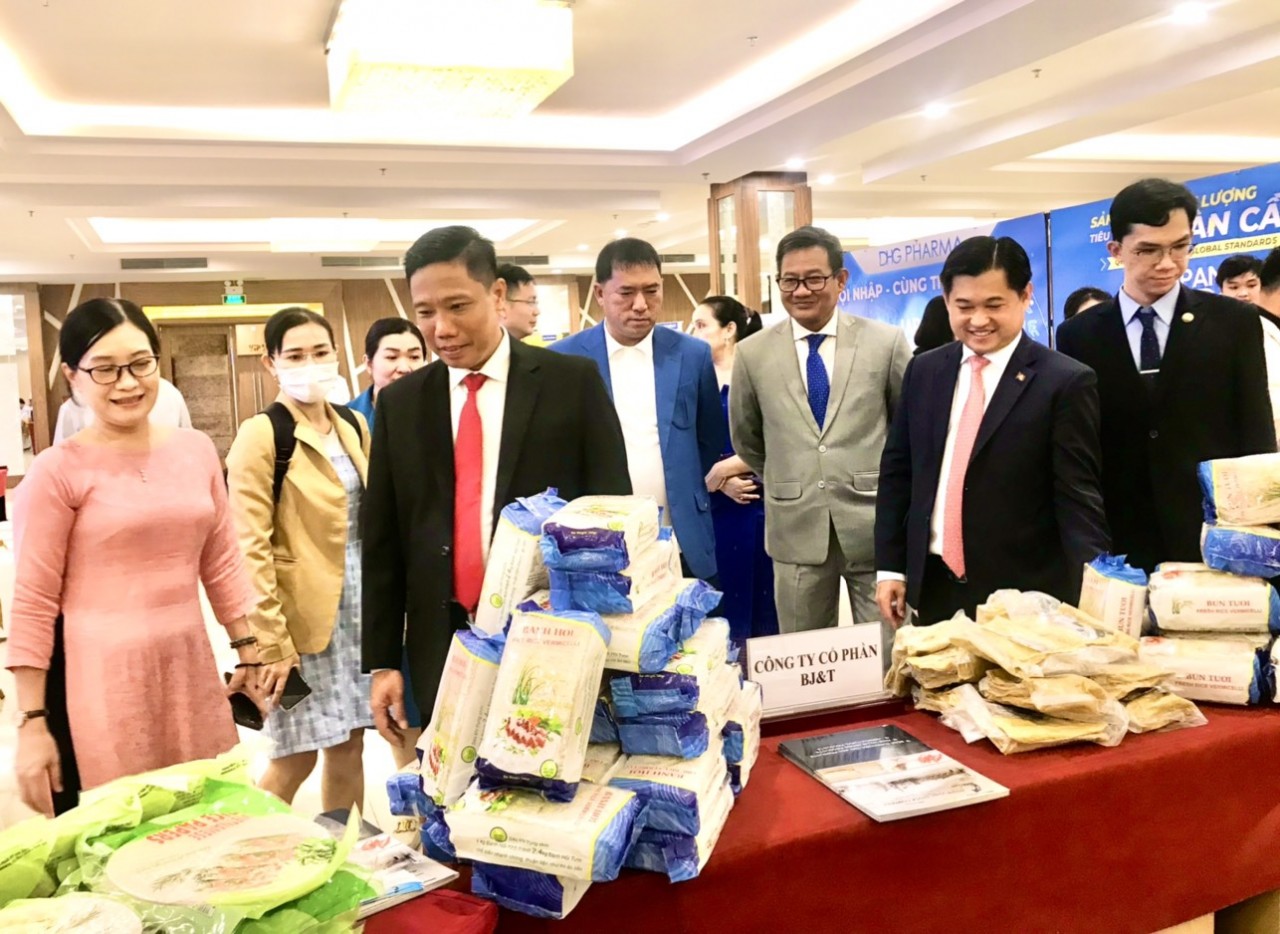 Vietnam y Camboya impulsan inversión y comercio