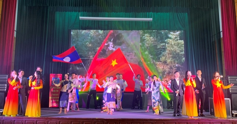 Espectáculo especial en honor de relaciones especiales Vietnam-Laos