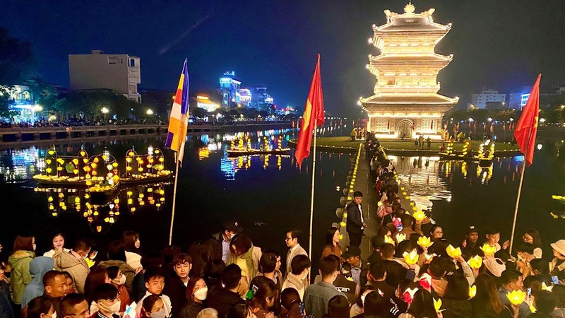 Nuevo lugar culminante del turismo espiritual en Ninh Binh atrae visitantes por la noche