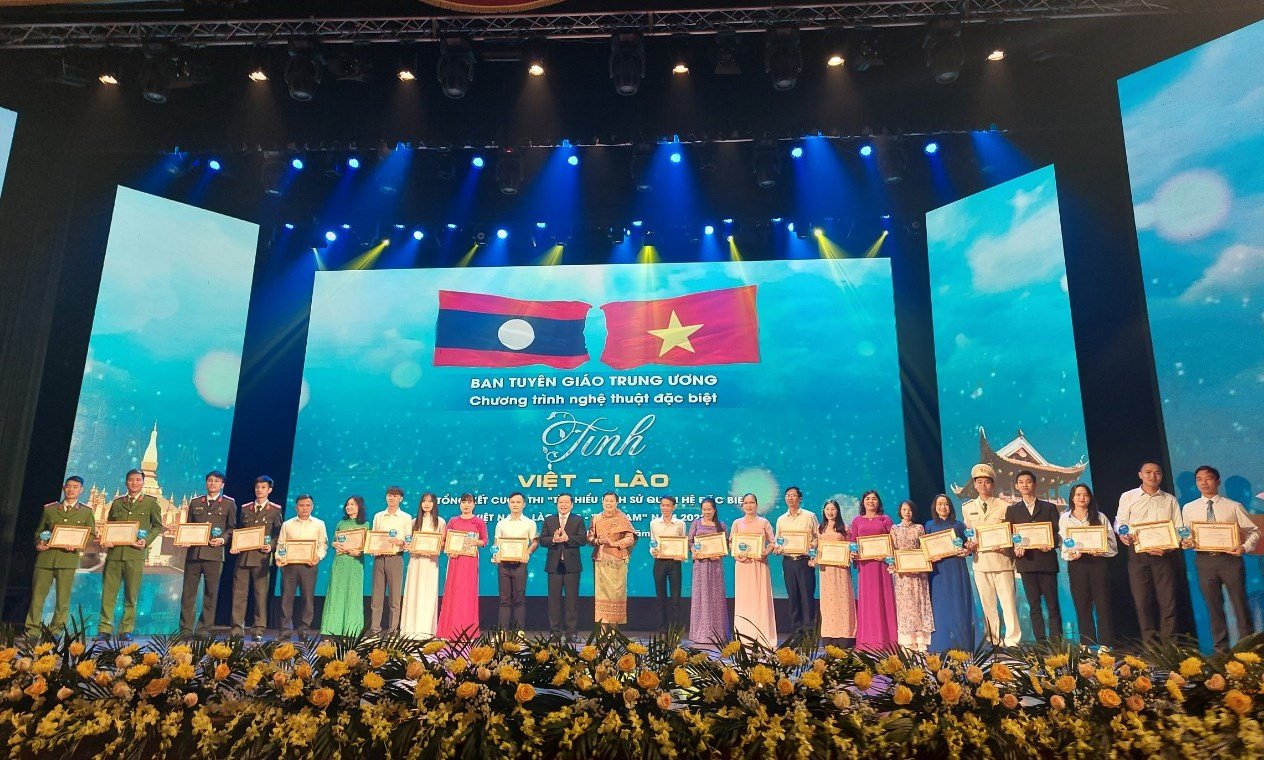 Entrega de premios a las personas más destacadas del concurso sobre la historia de las relaciones especiales entre Vietnam y Laos en 2022