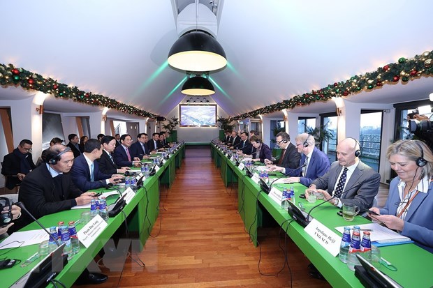 Primer ministro viettnamita mantiene diálogo con importantes empresas neerlandesas