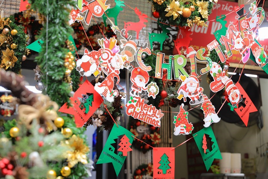 Adornos navideños embellecen calle Hang Ma