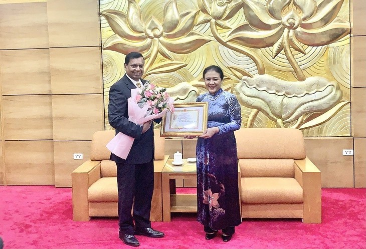 El embajador de Sri Lanka premiado con insignia de amistad
