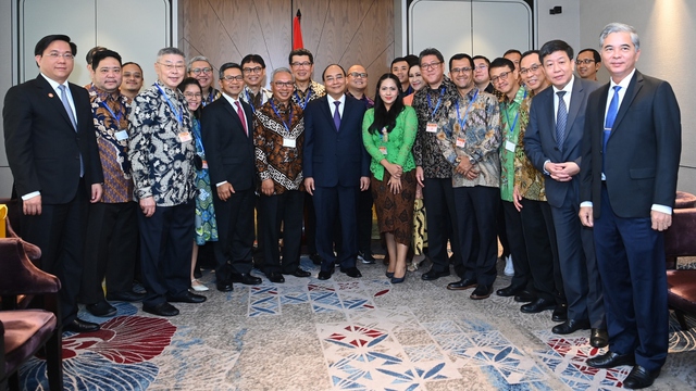 El presidente Nguyen Xuan Phuc se reúne con la Asociación de Amistad Indonesia - Vietnam en Yakarta