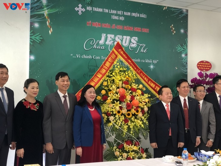 Dirigentes vietnamitas visitan la Iglesia Evangélica de la región norteña con motivo de la Navidad de 2022