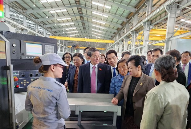 Parlamentarios de Vietnam y Camboya visitan el Grupo THACO