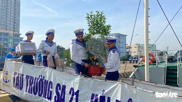 Productos del Tet listos para su traslado a la plataforma DK1 y el distrito de Con Dao