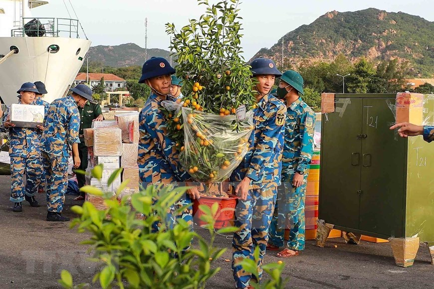 Barcos llevan regalos del Tet a soldados y pobladores de Truong Sa