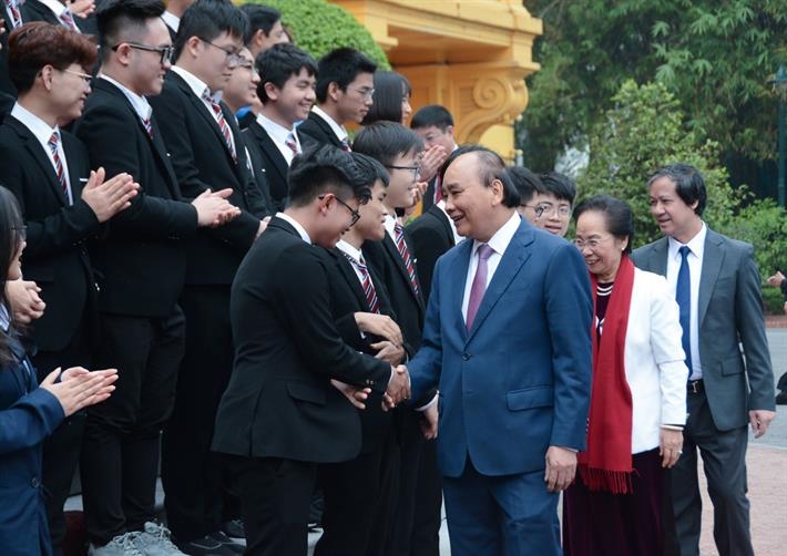 El presidente vietnamita se reúne con estudiantes ganadores de premios internacionales