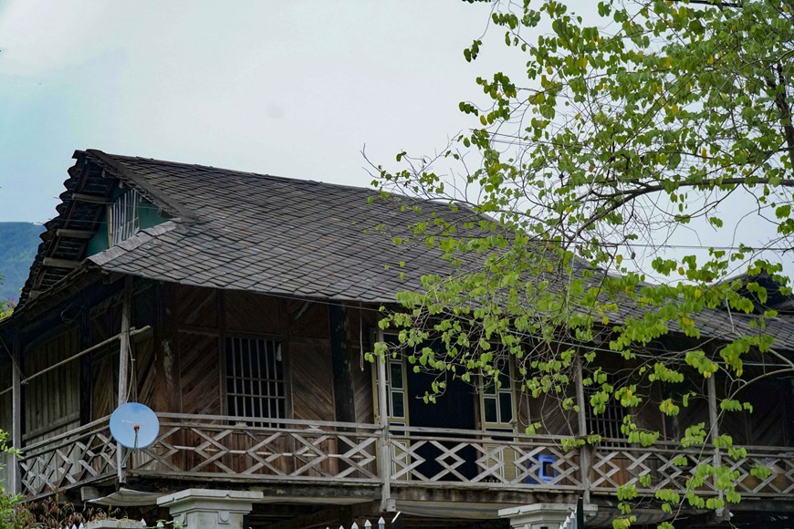 Singularidad de los palafitos con techos de piedra junto a represa hidroeléctrica Son La