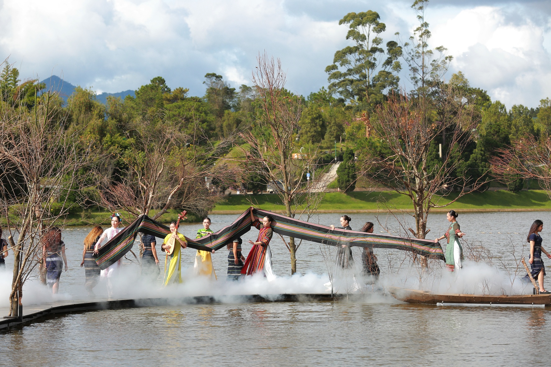 Desfile de modas de Ao dai al lado de lago impresiona a espectadores