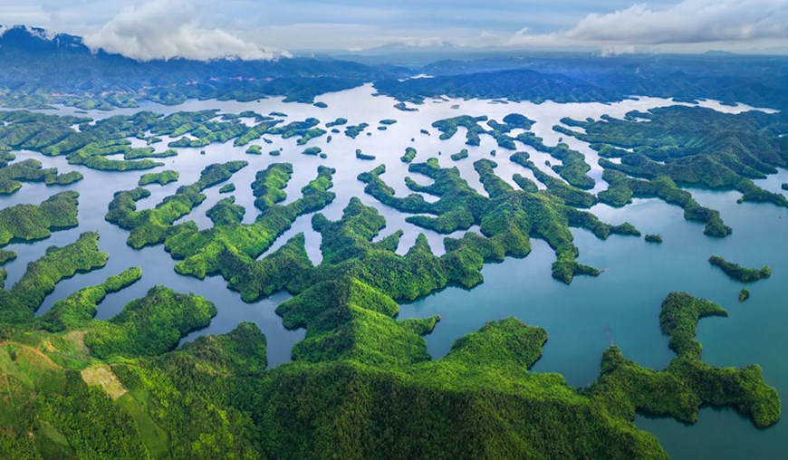 Lago Ta Dung - Bahía de Ha Long en miniatura en la Altiplanicie Occidental