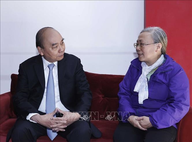 El presidente Nguyen Xuan Phuc visita a las familias de los difuntos presidentes de la nación