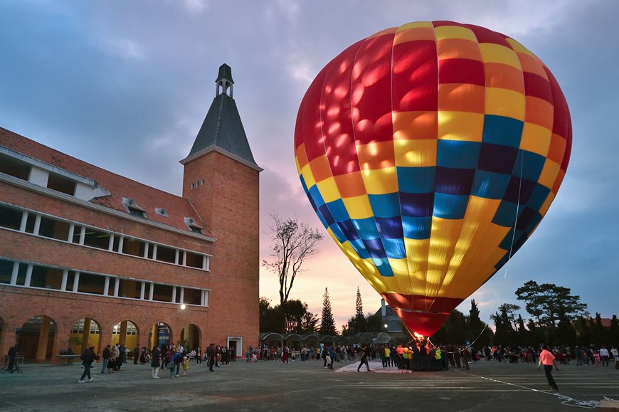 Contemplan globos aerostáticos en ciudad montañosa de Vietnam