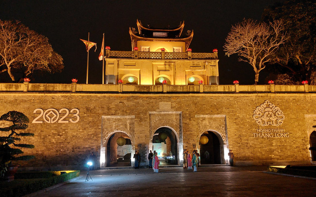 Hanói ofrece recorrido nocturno por la ciudadela de Thang Long para visitantes extranjeros