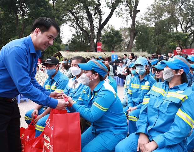Mil regalos solidarios para trabajadores en Hanói vísperas del Año del Gato