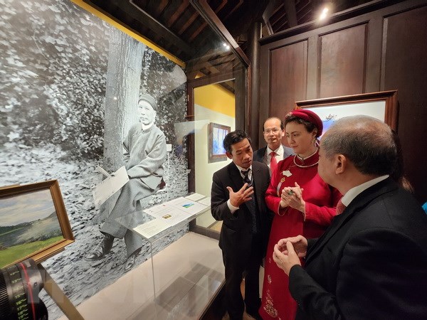 Exhibición de pinturas y otros objetos del emperador Ham Nghi en el centro de Vietnam