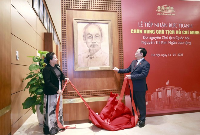 Entregan retrato del presidente Ho Chi Minh a la Asamblea Nacional