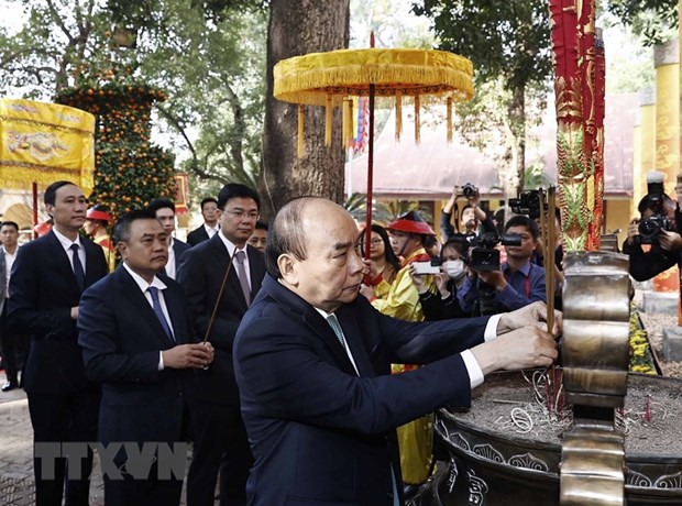 Presidente vietnamita y compatriotas en ultramar ofrecen incienso en la Ciudadela Imperial Thang Long-Hanói