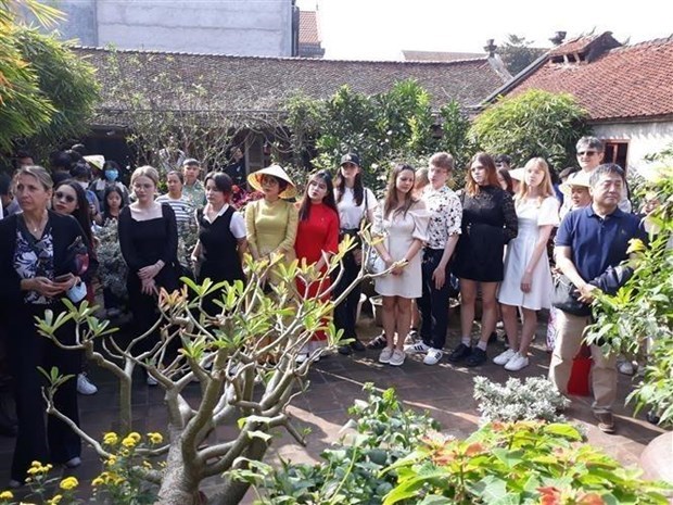 Diplomáticos extranjeros y turistas exploran el Tet vietnamita en la aldea de Duong Lam