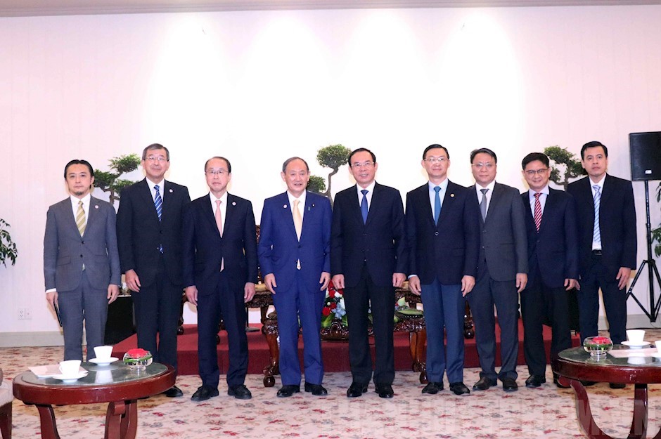 El secretario del Comité del Partido de Ciudad Ho Chi Minh, Nguyen Van Nen, recibe al ex primer ministro japonés Suga Yoshihide