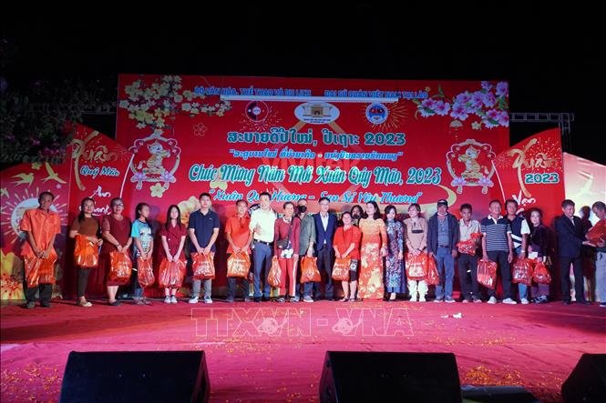 La comunidad vietnamita en Laos disfruta el programa “Primavera de la Patria”