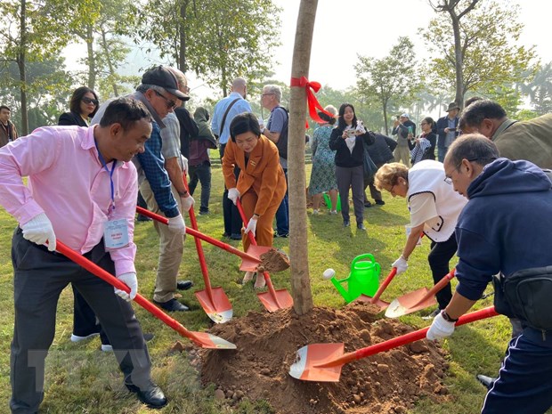 Delegados internacionales se unen al evento de plantación de árboles para celebrar los Acuerdos de Paz de París