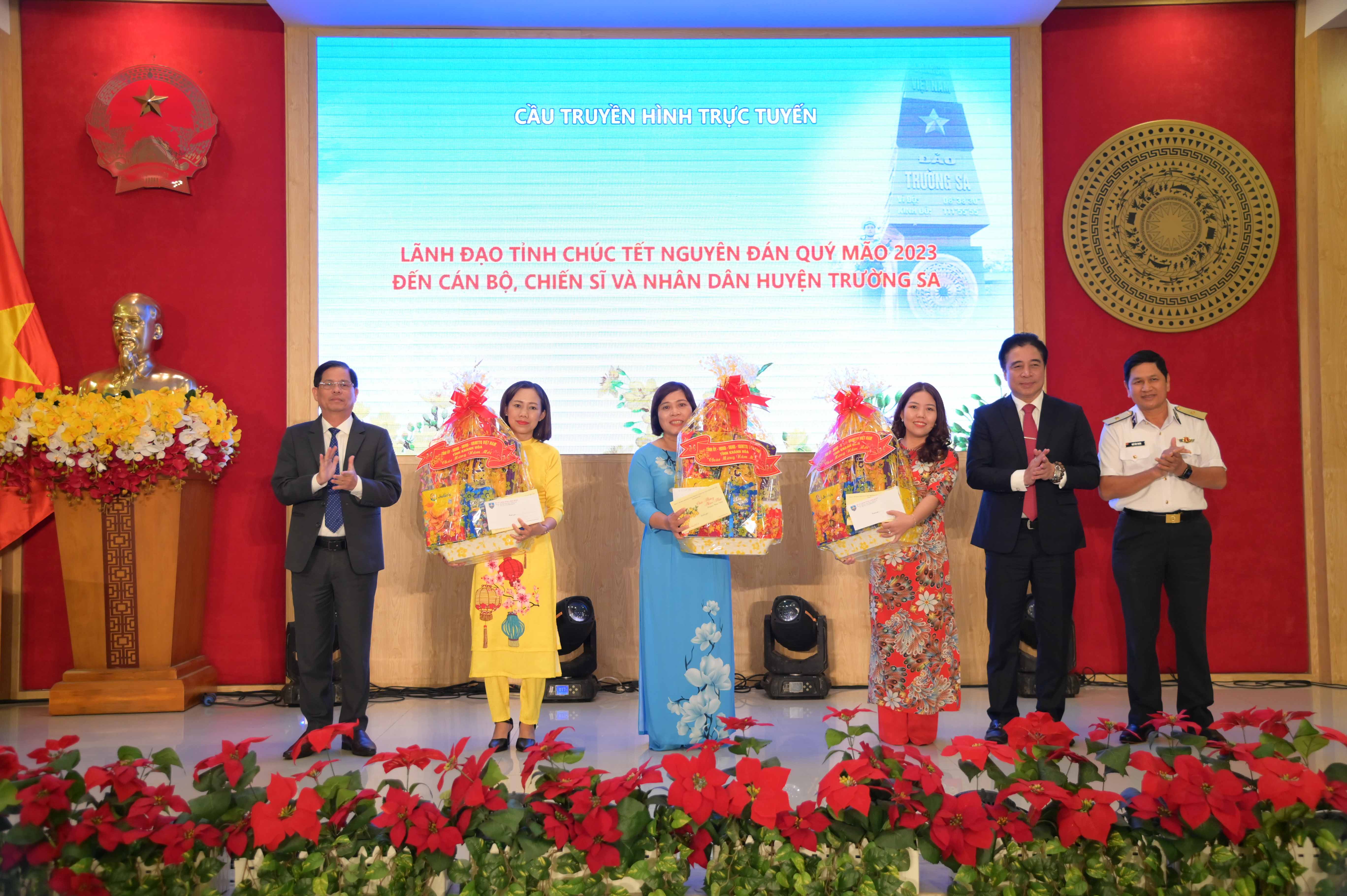 Deseos de Año Nuevo a los residentes y soldados en el archipiélago de Truong Sa