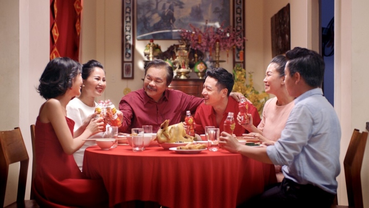 Llega el Tet, ¿qué eligen los jóvenes para regalar a su familia