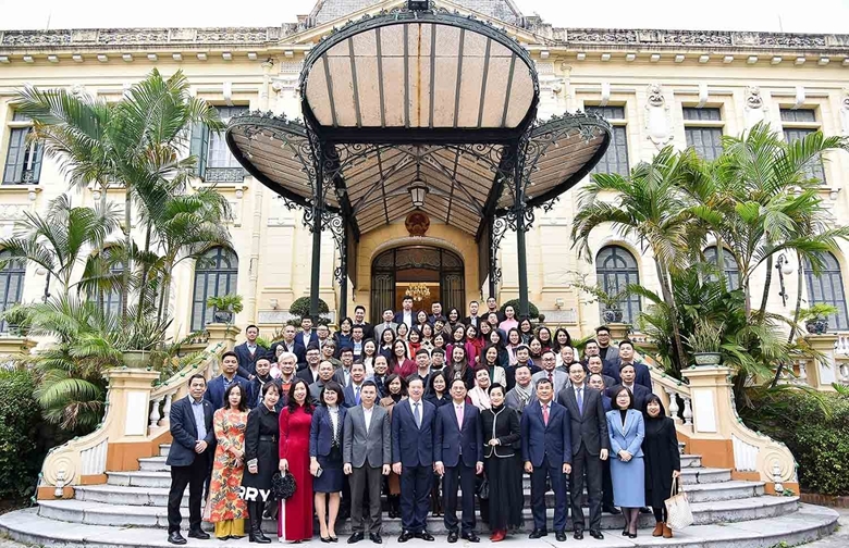 El servicio de información exterior contribuye a los logros nacionales