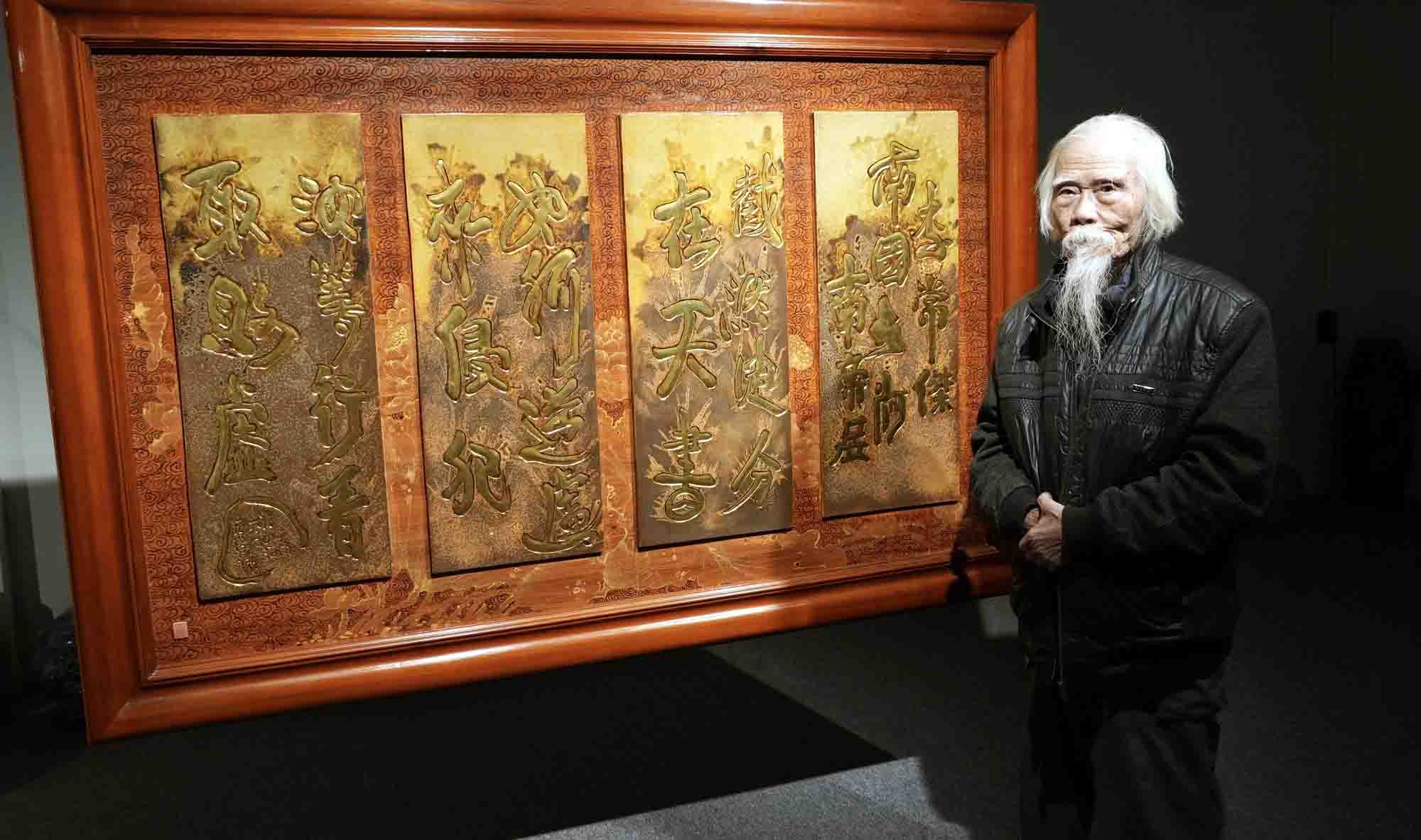 “Montañas y ríos del Imperio del Sur”, la caligrafía de cerámica conserva el espíritu de Vietnam