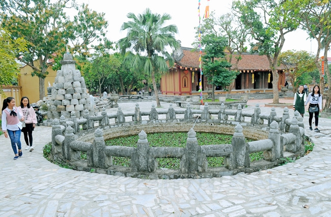 Tour de primavera a una antigua pagoda en la provincia de Hai Duong