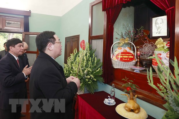 Presidente de Asamblea Nacional ofrece inciensos en homenaje al presidente Ho Chi Minh