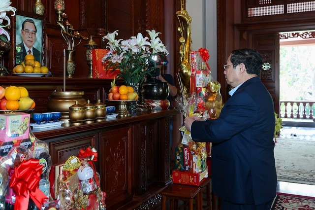 El primer ministro deposita inciensos en homenaje a ex dirigentes del país en ocasión del Tet