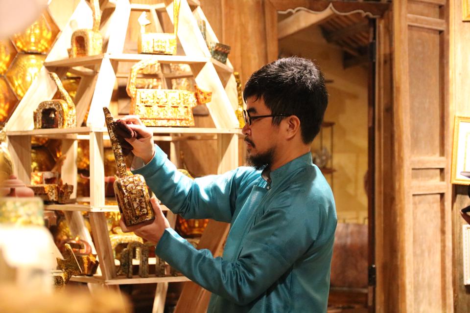 Admirar 2023 con estatuillas felinas hechas por un artista de Hanói