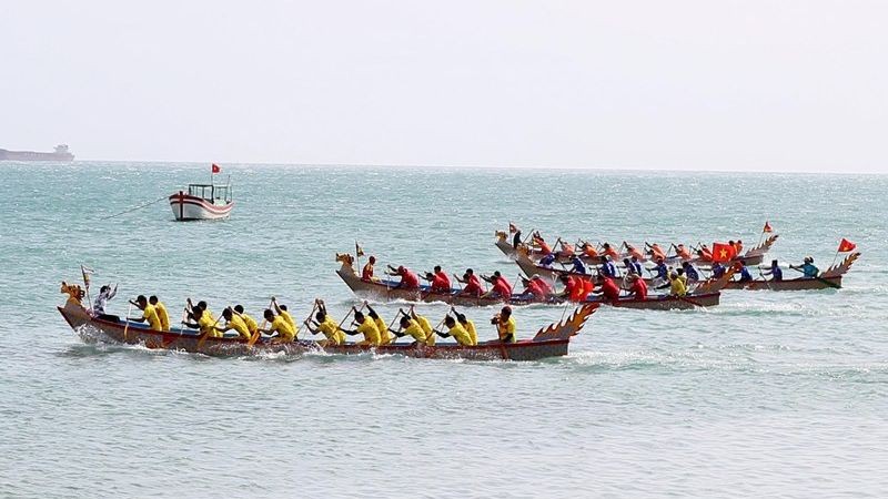 El festival de carreras de botes dragón de Ninh Thuan da la bienvenida al Año Nuevo