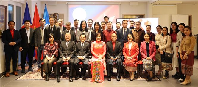 La delegación de Laos transmite el saludo del Año Nuevo Lunar a la delegación de Vietnam ante las Naciones Unidas