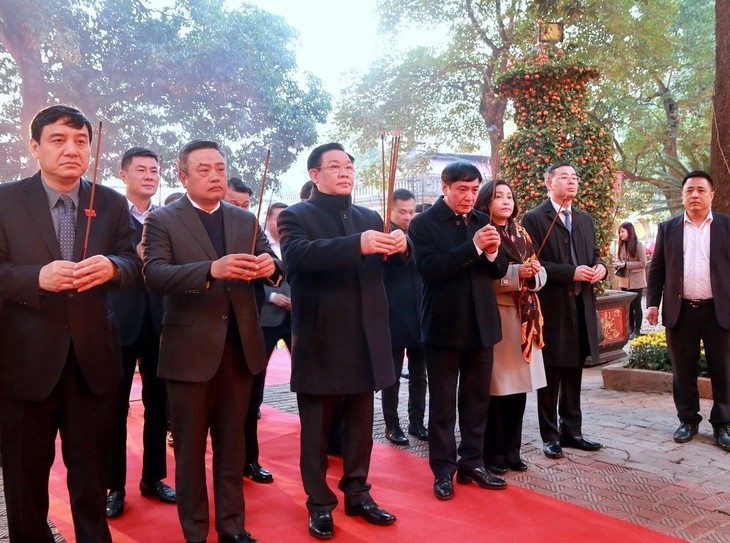 Ofrenda de inciensos para inaugurar primavera en antigua ciudadela imperial de Thang Long – Hanoi