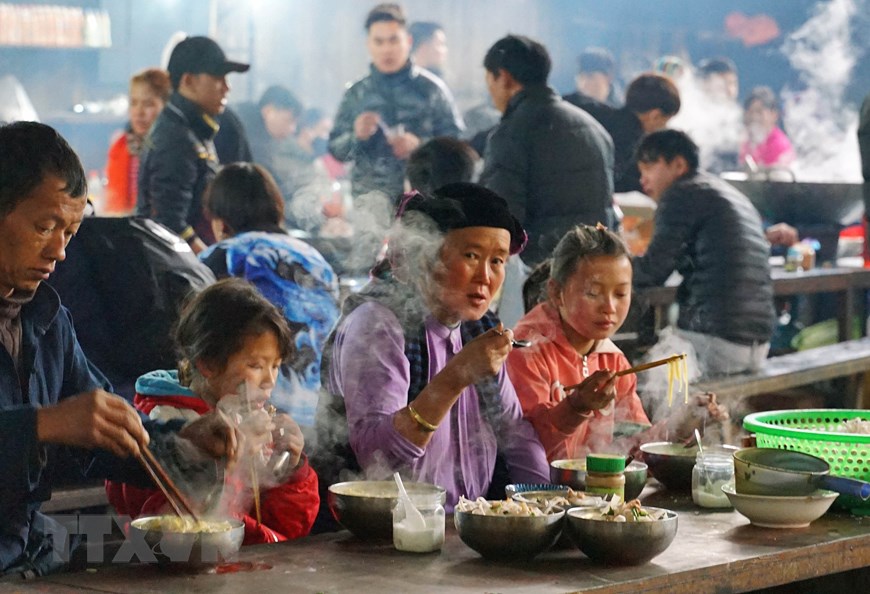 El mercado rústico de Meo Vac en la meseta rocosa de Dong Van