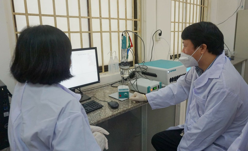 Científico vietnamita estudia para crear combustible de hidrógeno a partir del agua