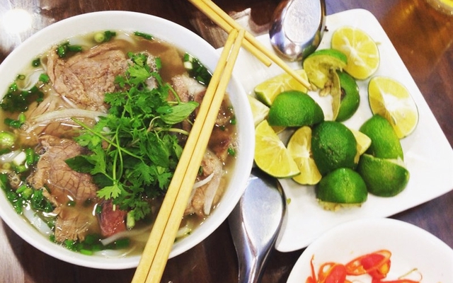 Disfrutar de las especialidades de Hanói en la calle Ly Quoc Su
