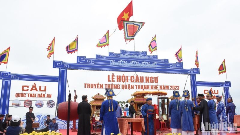 Los habitantes de Da Nang celebran el festival de adoración de ballenas
