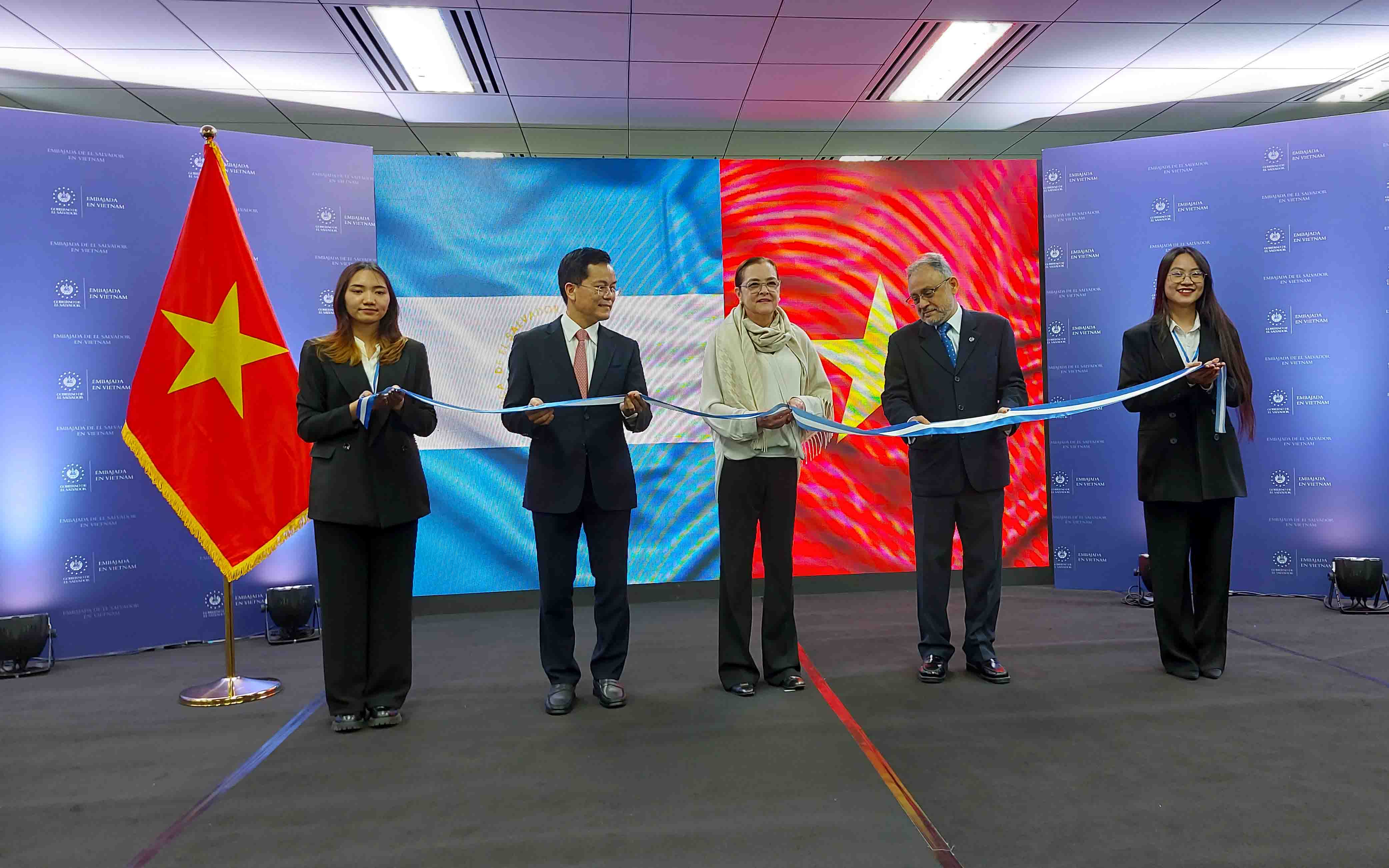 El Salvador establece oficialmente su embajada en Vietnam