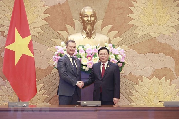 Vietnam y Rusia impulsan cooperación en campos de petróleo y energía
