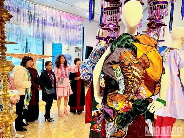 Moda contemporánea honra la identidad cultural vietnamita