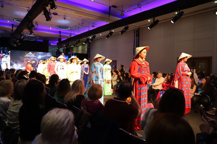 Los diseños de Ao Dai se destacan en la semana de la moda de Londres