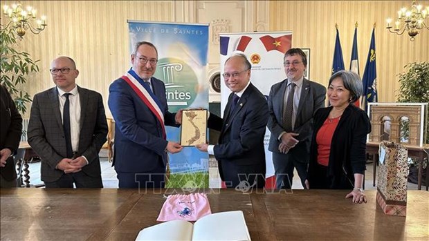 Vietnam fortalece cooperación con ciudad francesa de Saintes