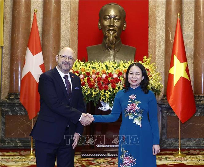 Presidenta interina de Vietnam recibe a los nuevos embajadores de Suiza, Malasia y Camboya